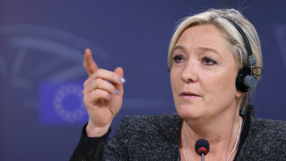 Marine Le Pen spricht mit erhobenem Finger