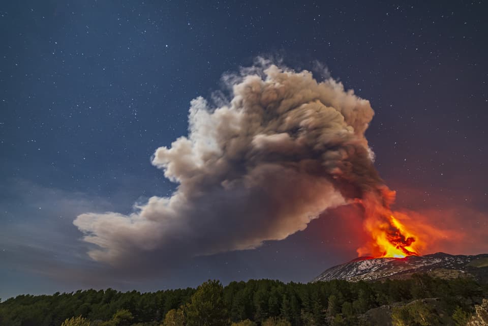 Grosse Aschewolke über Ätna. 