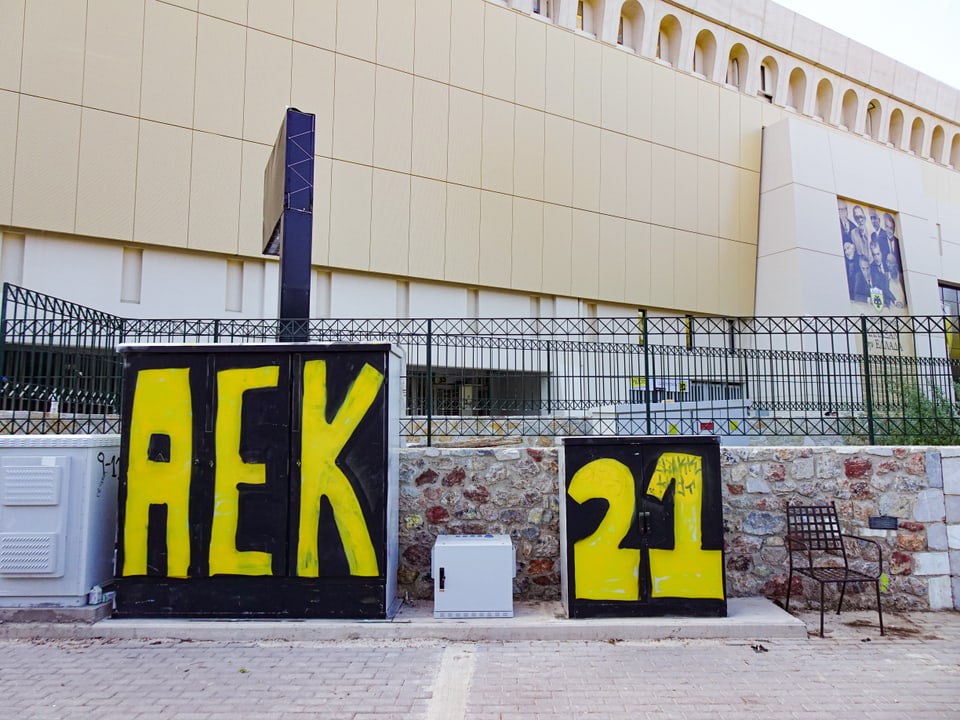 Als Synonym für die AEK-Fans figuriert die Zahl 21 – sie steht für den Ort im Stadion, wo die frenetischsten Fans stehen