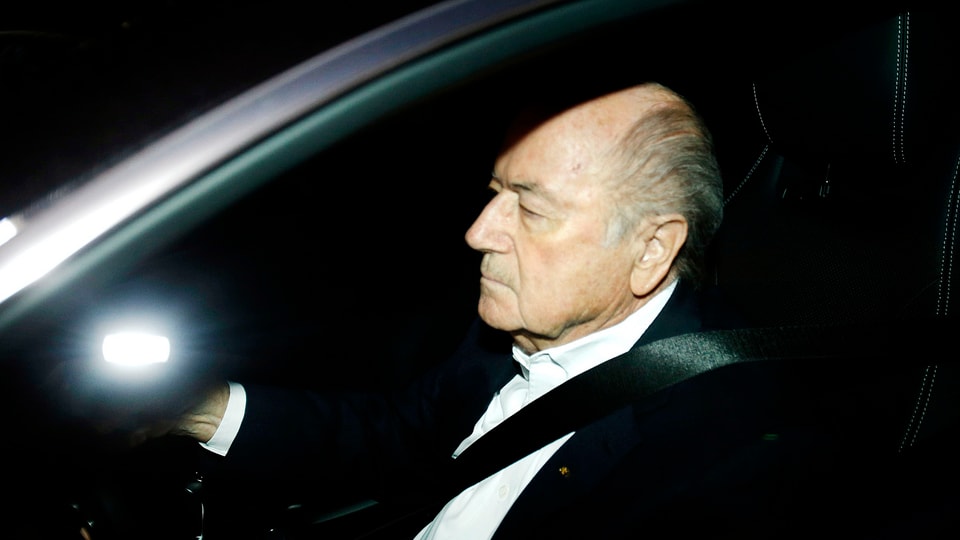 Porträt von Blatter an einem Steuer.