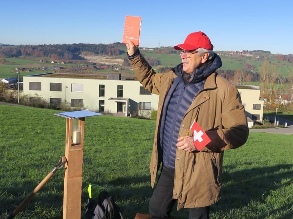 Historiker Jürg Stadelmann auf dem Hügel, wo das entscheidende Gefecht stattfand.