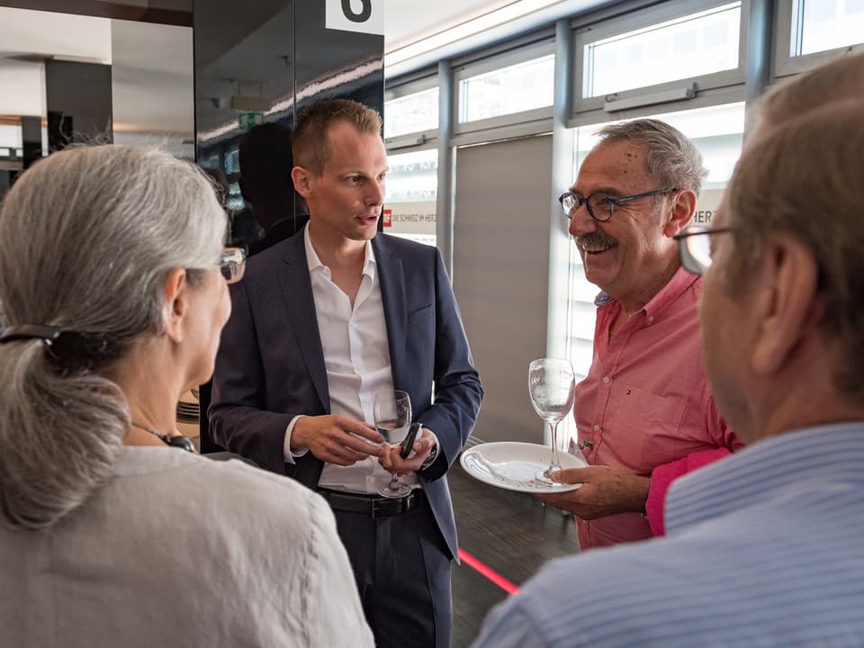 Jonas Projer im Gespräch mit den Gästen.