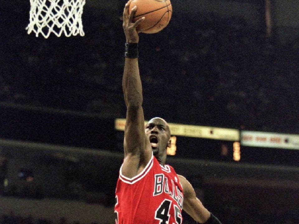Michael Jordan wirft einen Korb