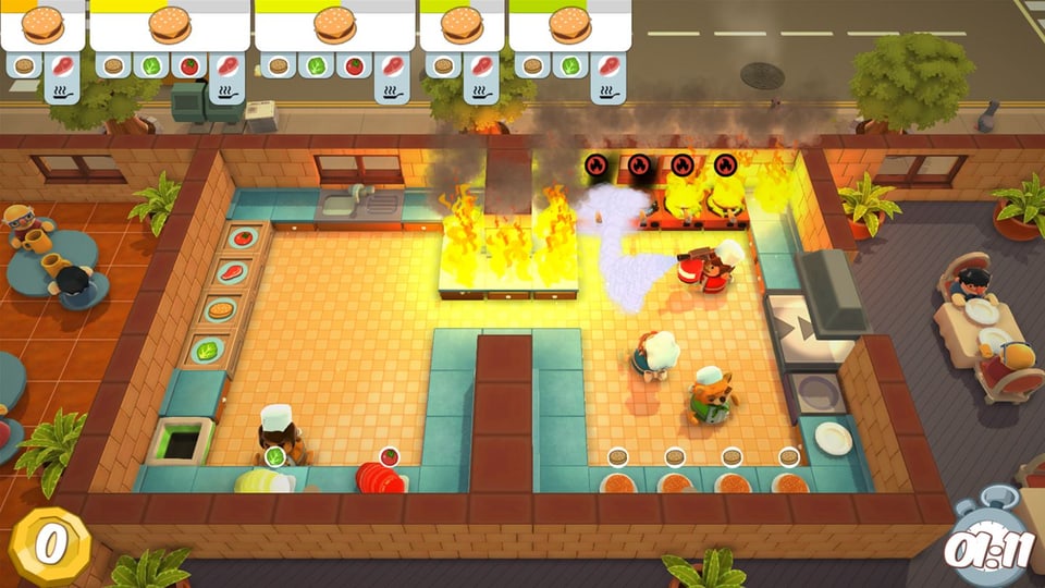 Der Herd fängt Feuer, das sich in der ganzen Küche ausbreitet, wenn es nicht rechtzeitig gelöscht wird.