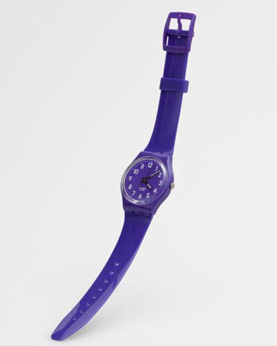 Violette Swatch-Uhr.