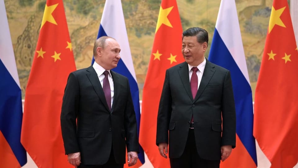 Putin und Jinping schauen einander an