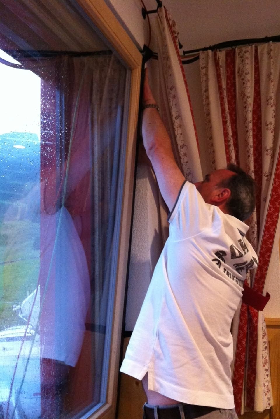 Bruno Zus verklebt das Fenster.