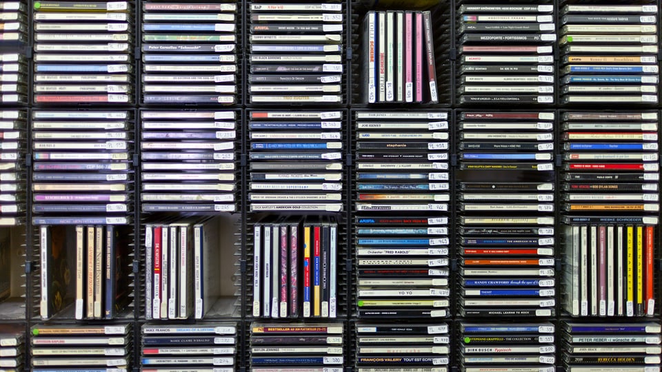 Viele CDs in einem Regal.