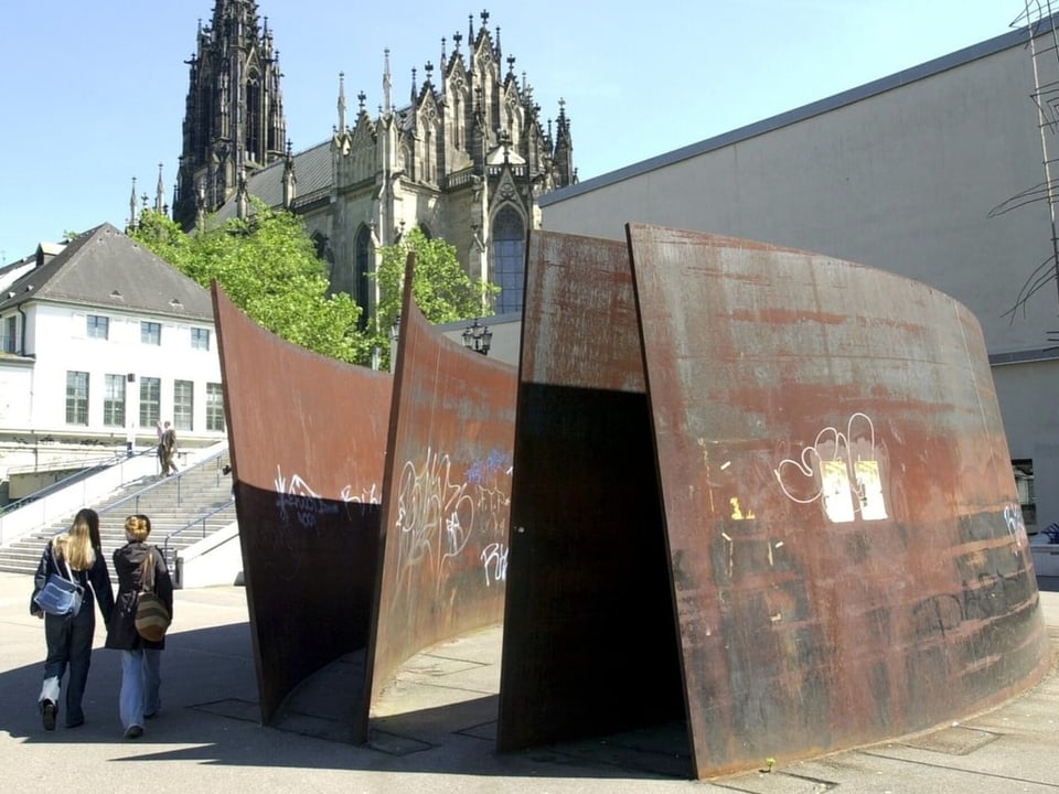 Richard Serras Plastik auf dem Basler Theaterplatz