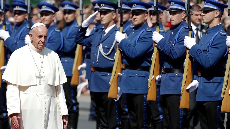 Papst Franziskus schreitet in Sarajevo die Ehrengarde ab. 