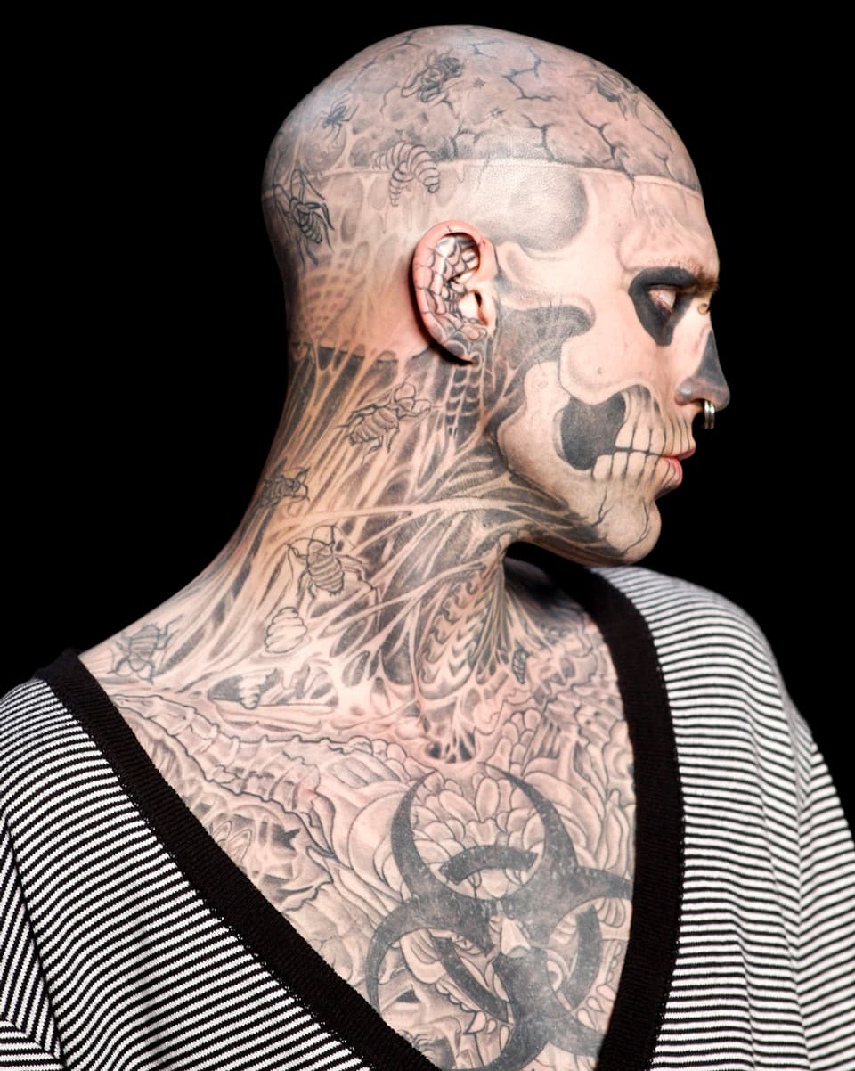 Rick Genest aka Zombie Boy ist am ganzen Körper tätowiert mit dem Motiv einer verwesenden Leiche.