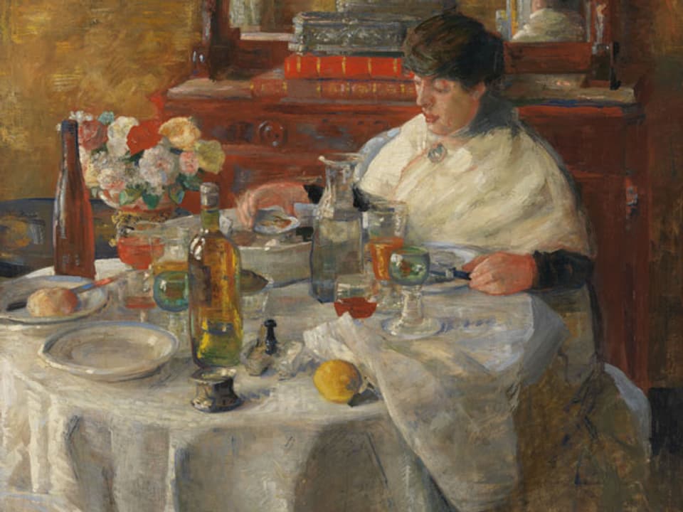 Frau alleine an einem gedeckten Tisch sitzend, sie isst Austern.
