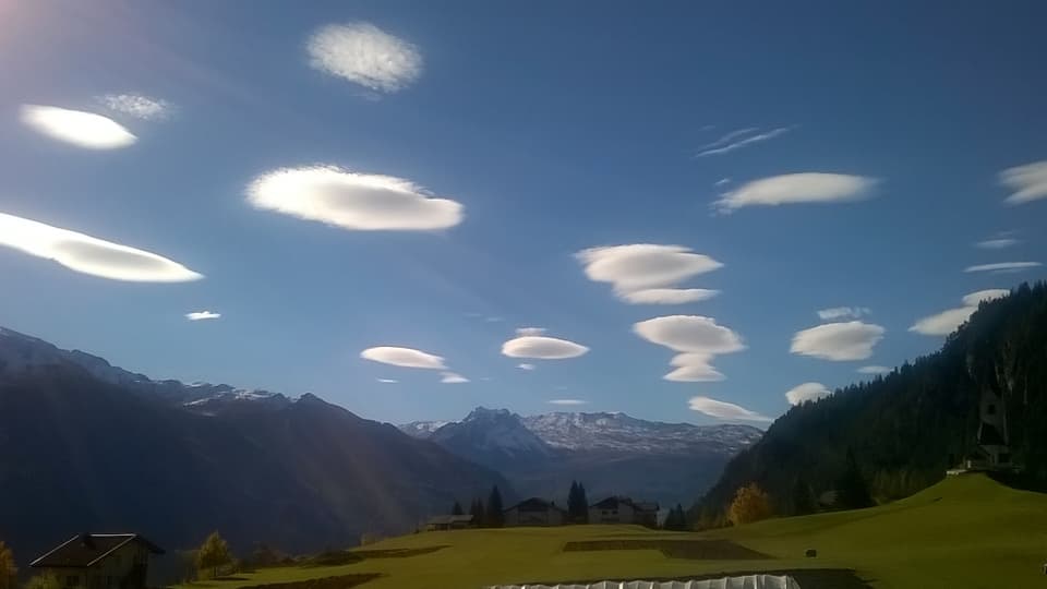 Ufo-Wolken am blauen Himmel