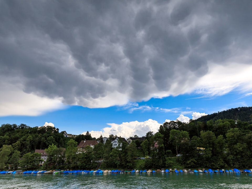7. Juli Gewitterwolke mit Ausstülpungen nach unten über dem Rhein.