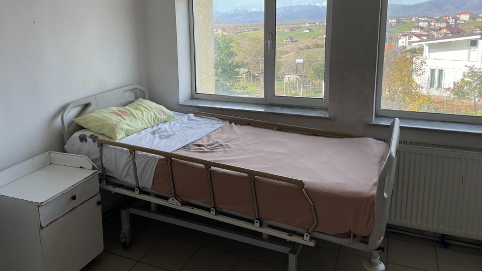 Ein leeres Spitalbett dahinter die Berge von Kukes