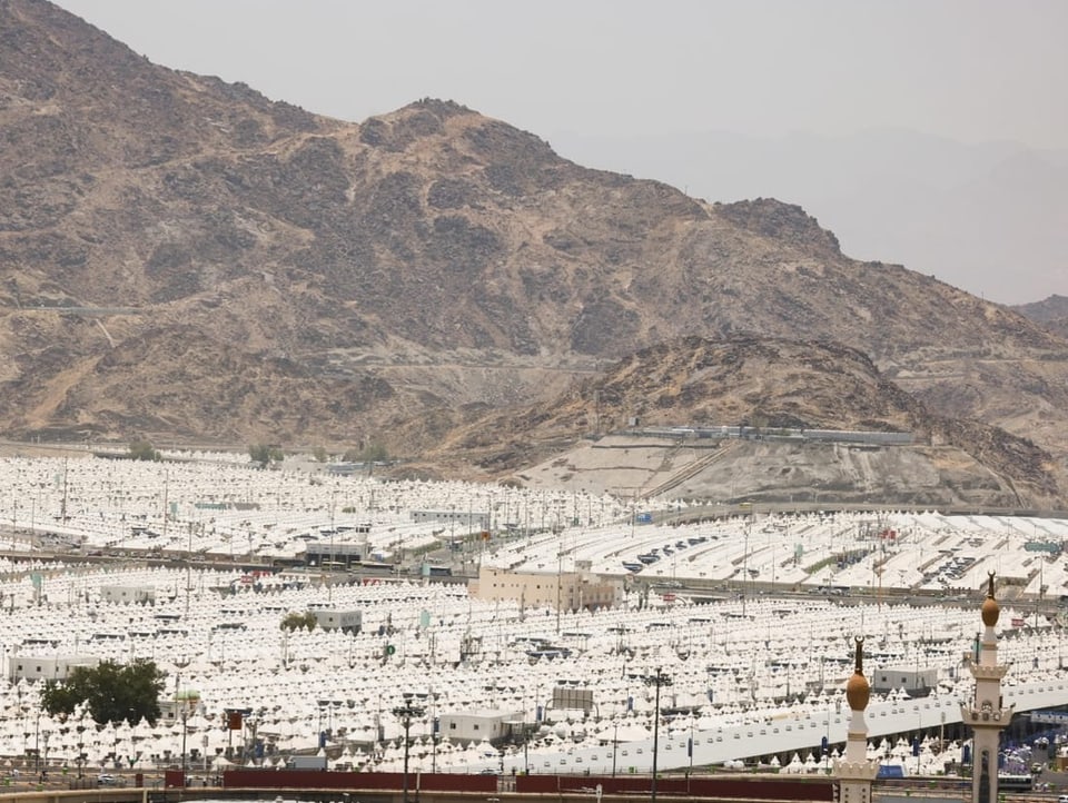 Blick von oben auf Zeltlager in der Region Mekka