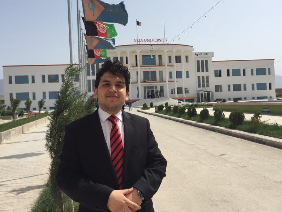 Sharif vor dem Uni-Gebäude. 
