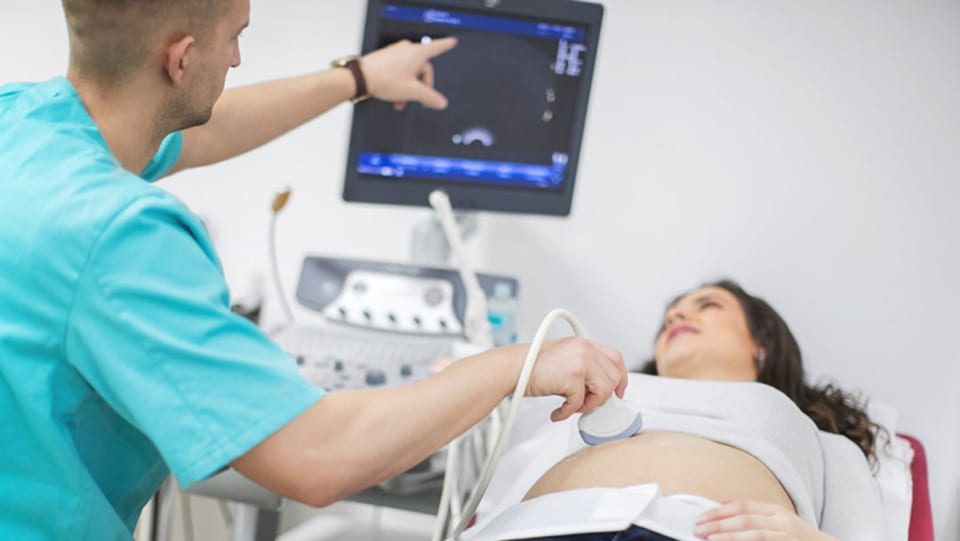 Eine schwangere Frau beim Ultraschall-Untersuch.