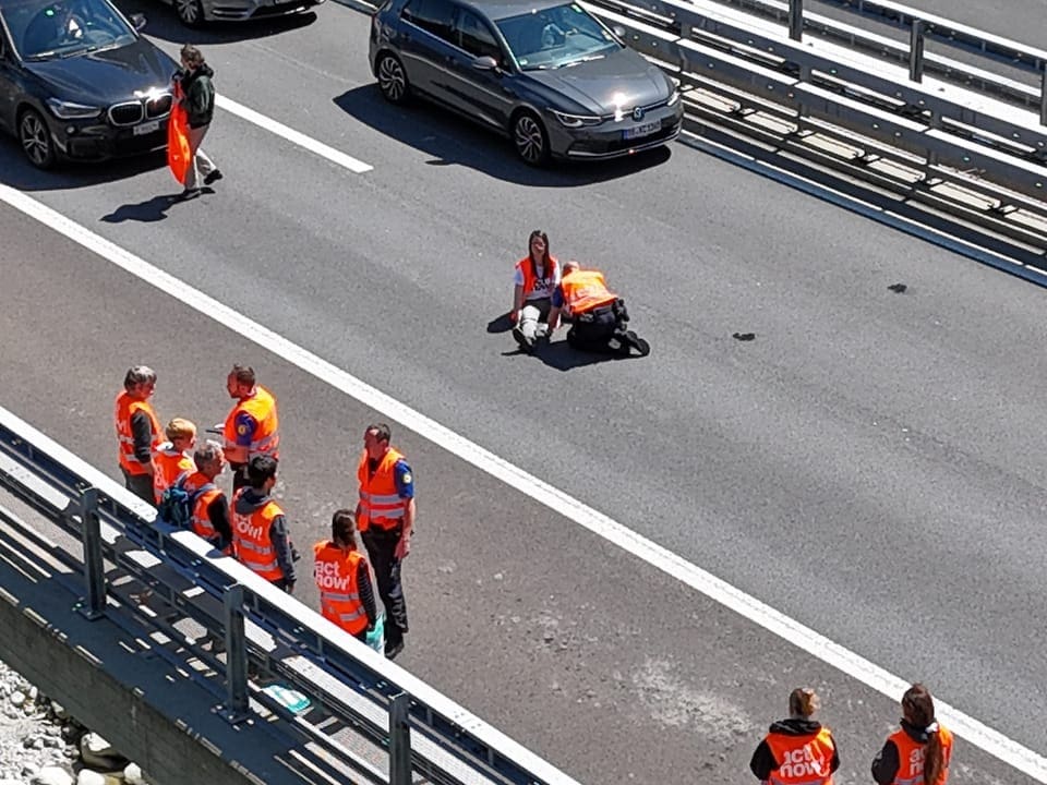 Rettungskräfte in orangen Westen auf der Autobahn bei einem Einsatz