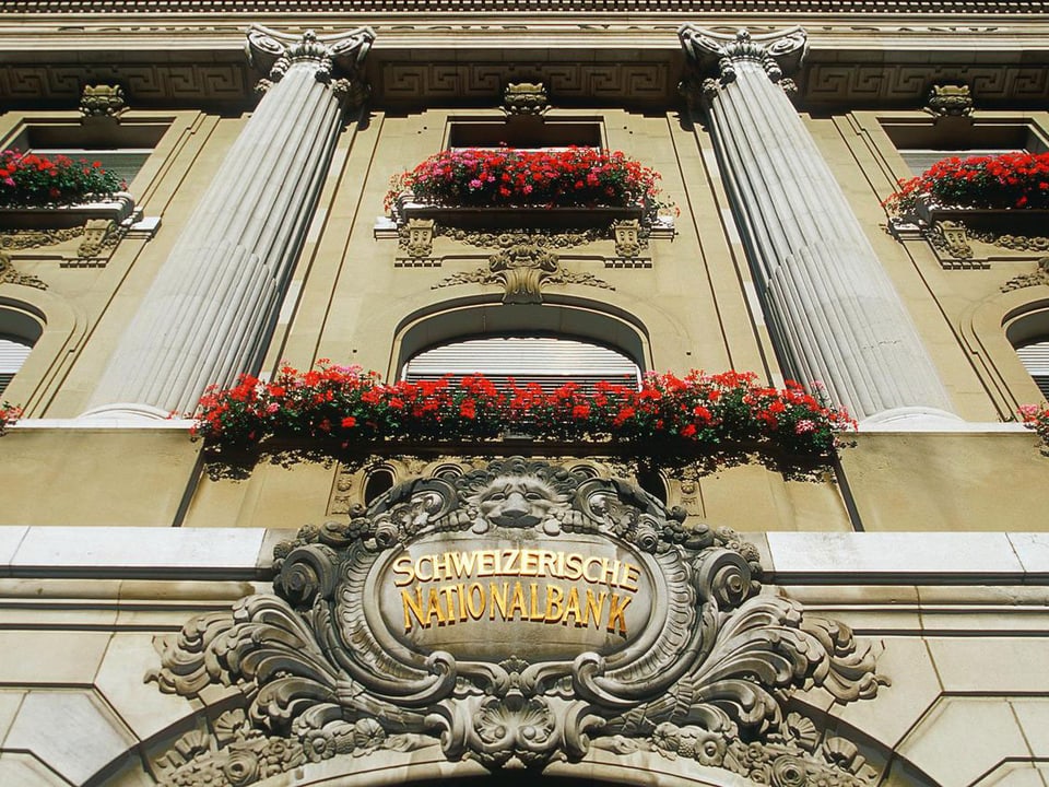 Fenster der Schweizer Nationalbank sind mit Geranien dekoriert.