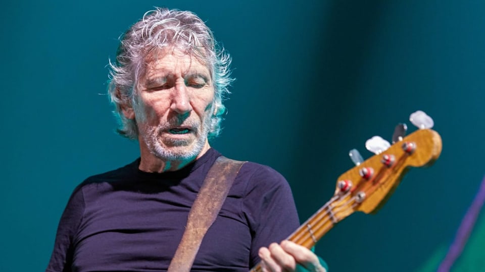 Pink Floyd-Bandmitglied Roger Waters schaut während eines Auftritts auf seine Gitarre