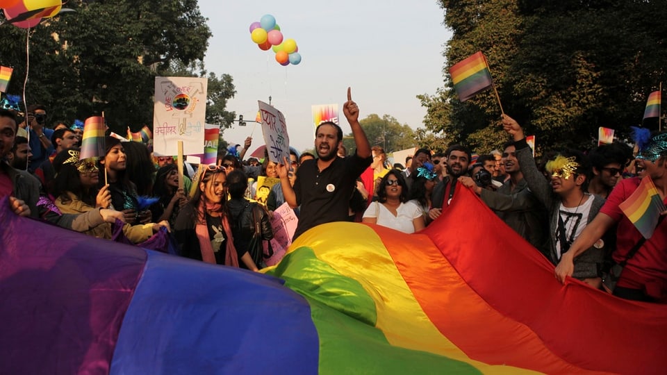Demonstranten mit Regebogen-Flaggen demonstrieren gegen das Anti-Homosexualitäts-Gesetz in Indien. 