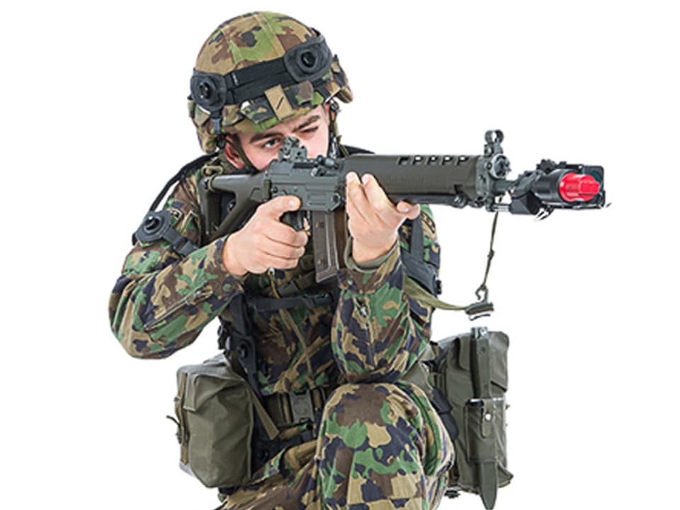 Ein Soldat hält das Sturmgewehr im Anschlag