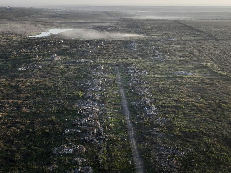 Luftaufnahmen zeigen ein Dorf mit Hunderten Häusern, die allesamt – ausnahmslos – zerbombt wurden.