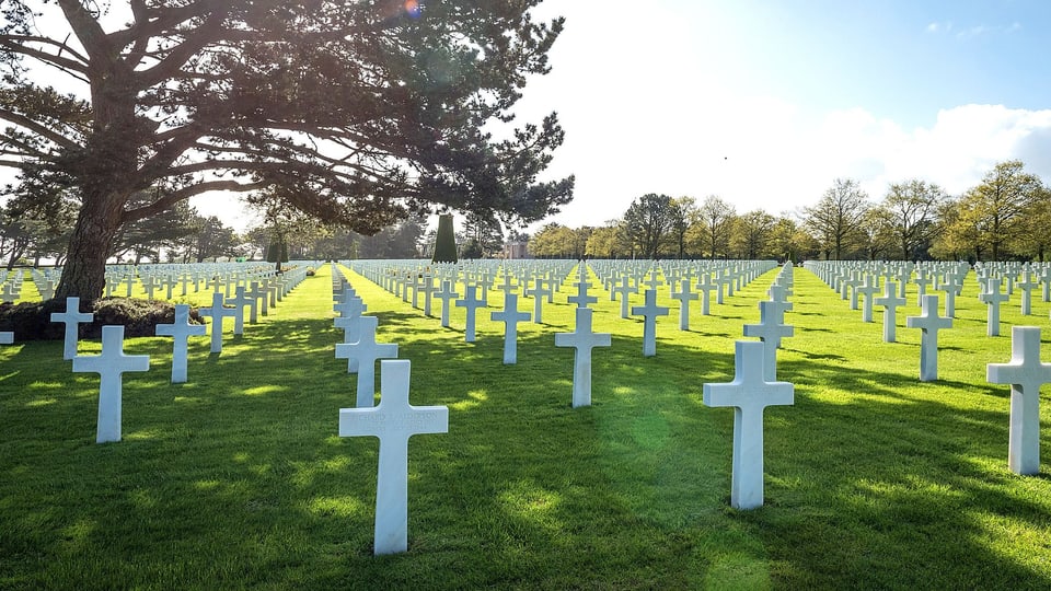 Gräberfeld in der Normandie. Weisse Kreuze, soweit das Auge reicht.