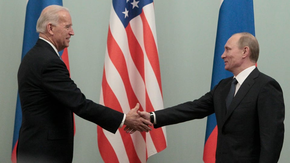 Biden gibt Putin die Hand.