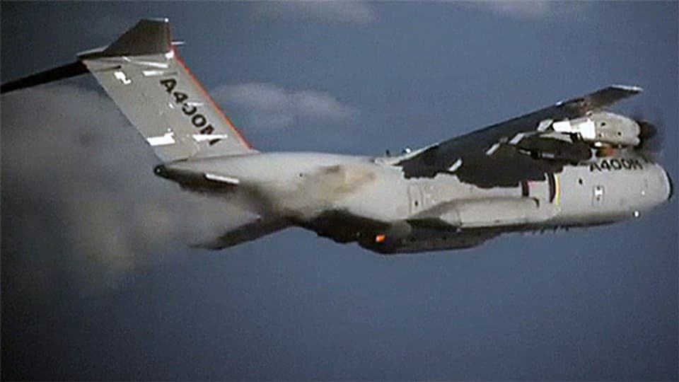 Militärflugzeug verbreitet die künstliche Aschewolke