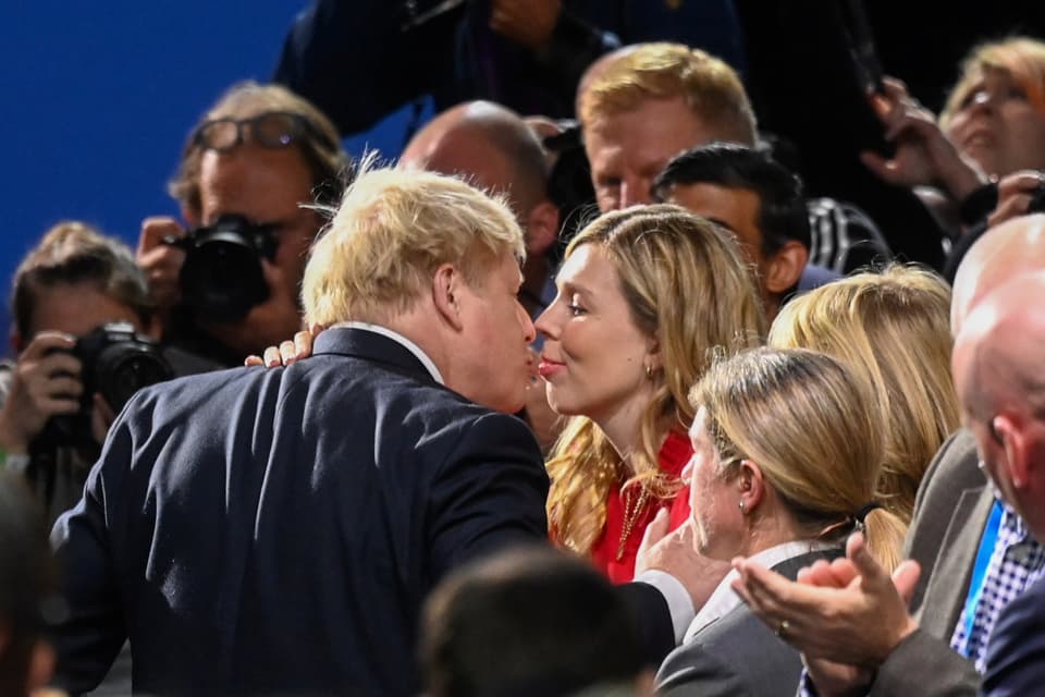 Boris Johnson küsst seine Frau an einer Wahlkampfveranstaltung