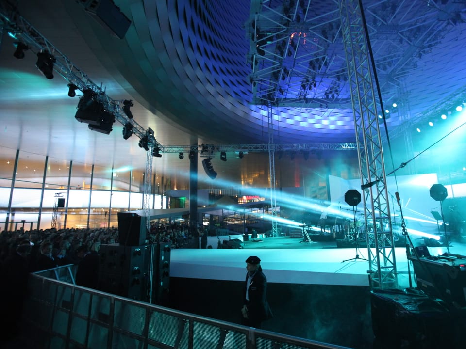Konzertbühne auf der City Launch in blaues Licht getaucht.