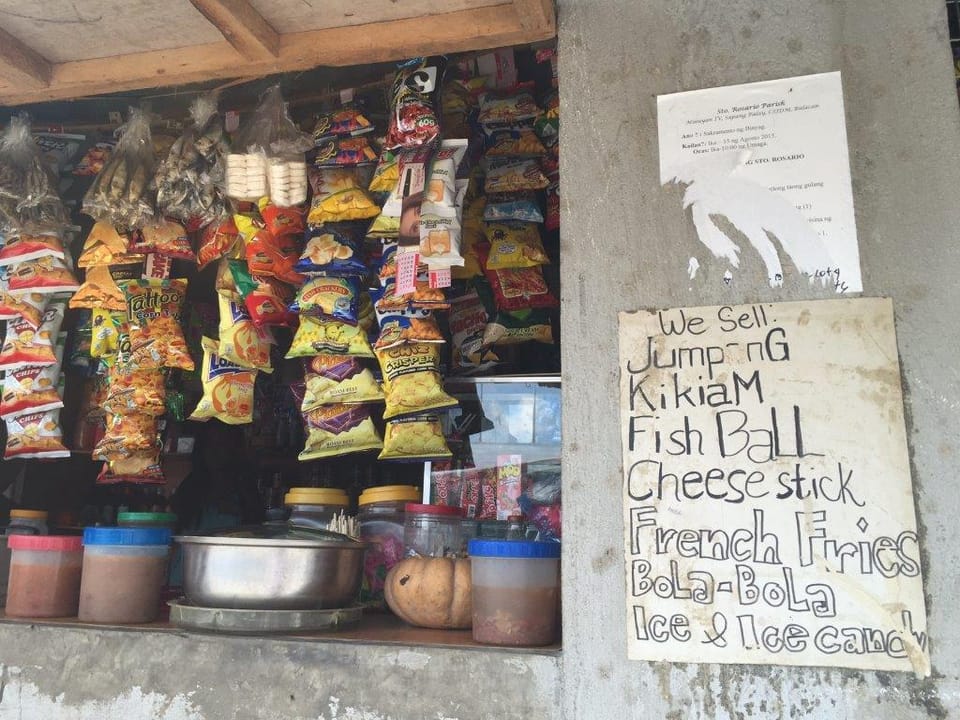 Ein Kiosk mit aufgehängten Säcken mit Pommes Chips drin.