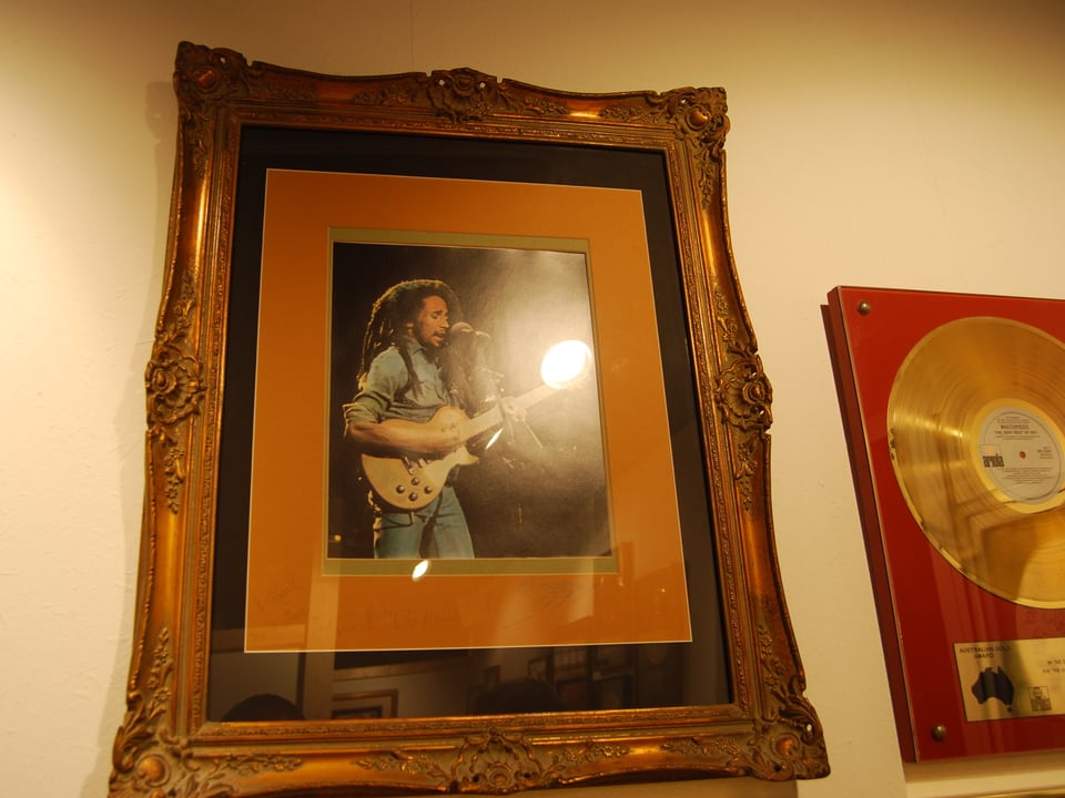Ein Originalfoto Bob Marleys während seiner zweitletzten Tour - ein Geschenk des damaligen Tourfotografen an das Museum. 