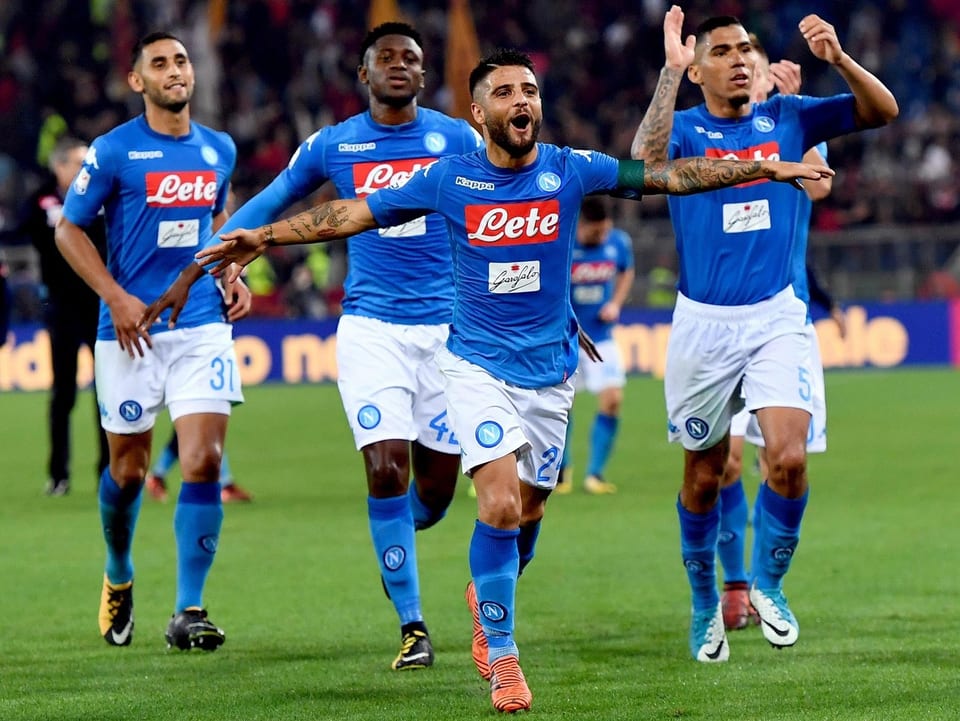 Die Napoli-Spieler bejubeln den 8. Sieg in Folge.