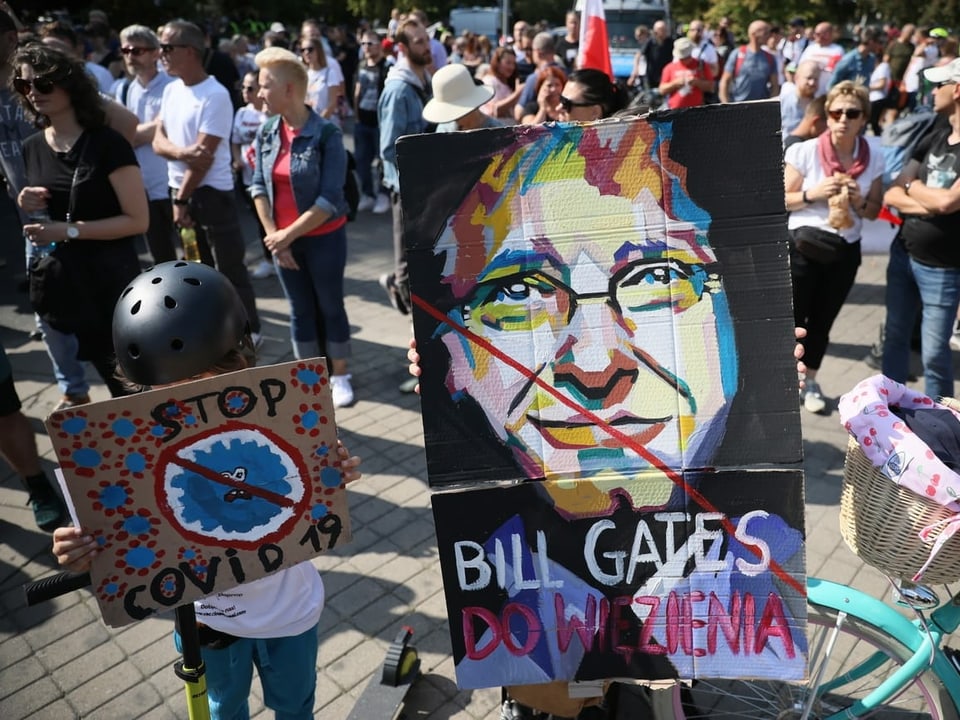 Plakate mit Stop Covid und Bill Gates.