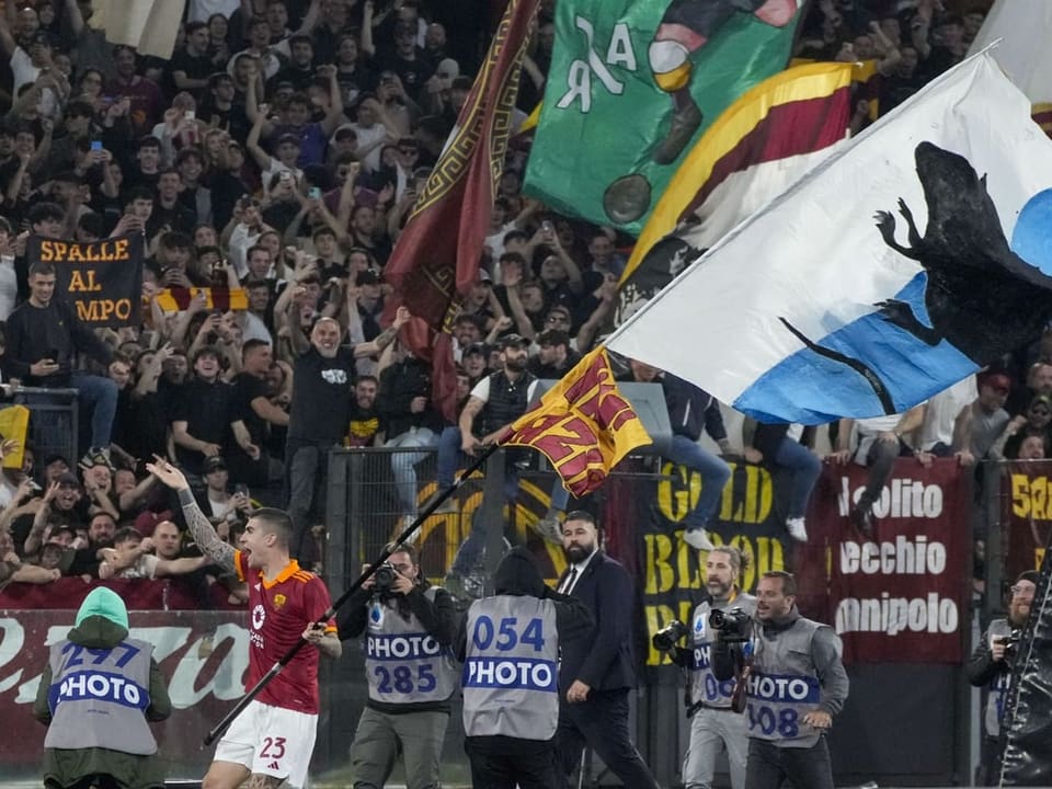 Roma-Spieler Gianluca Mancini schwenkt die Fahne vor der Kurve