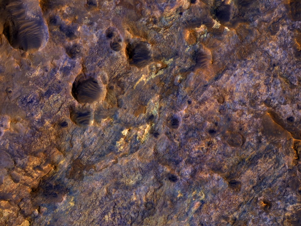 Dieses Bild zeigt freigelegtes Grundgestein nahe der nördlichen Ebenen des Mars, das Tone enthält.