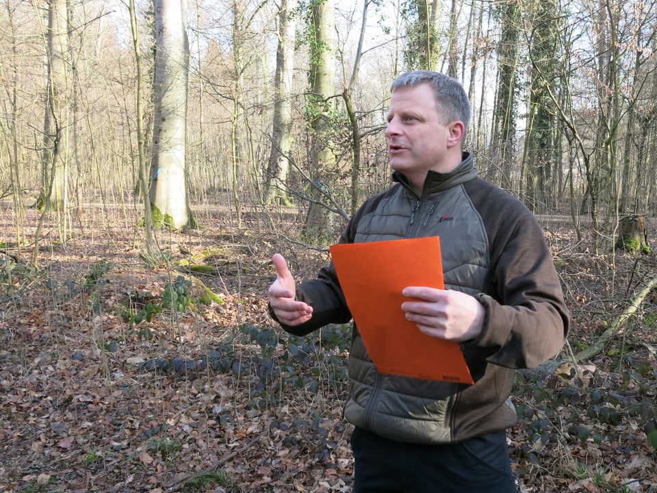 Kleiber mit roter Mappe