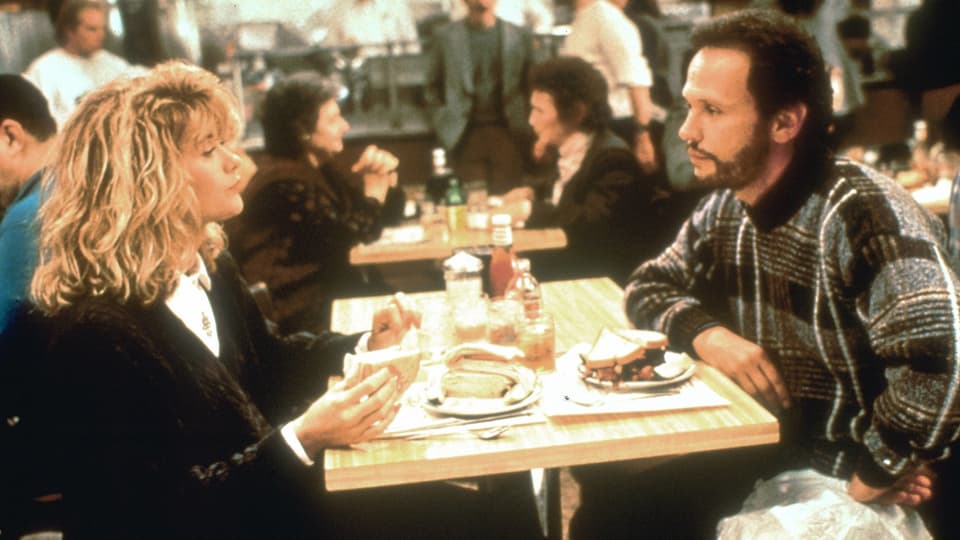Meg Ryan und Billy Crystal in einem Diner.
