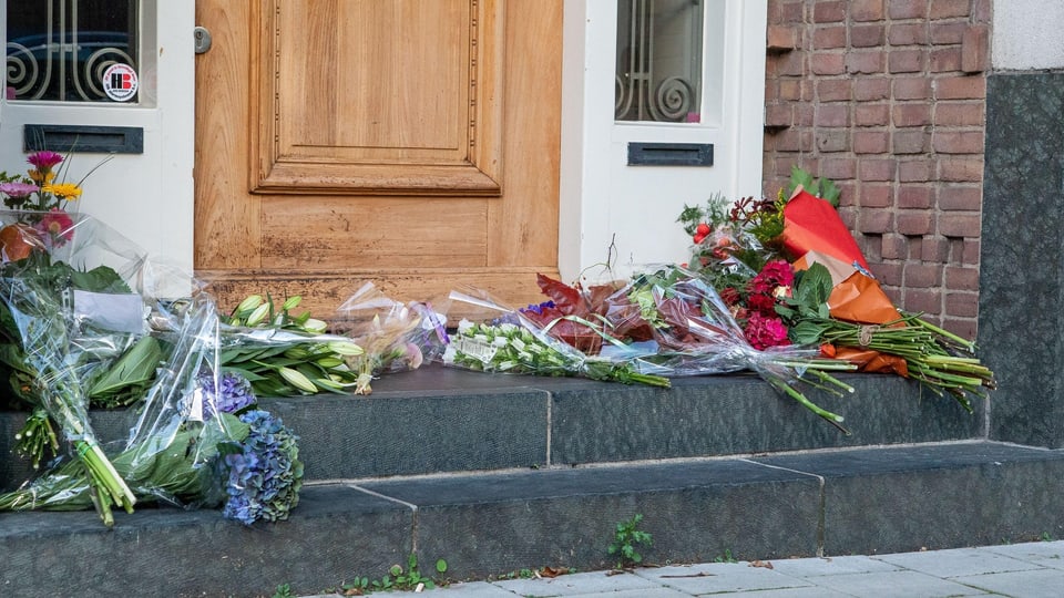 Blumen vor dem Haus des Opfers