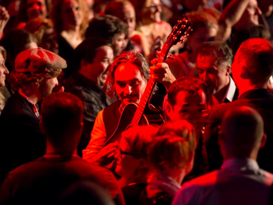 Stephan Eicher und seine Band marschieren spielend durchs Publikum.