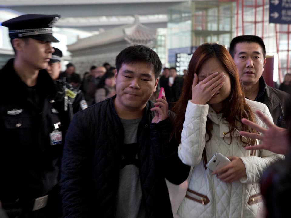 Erschütterte Angehörige am Flughafen in Peking