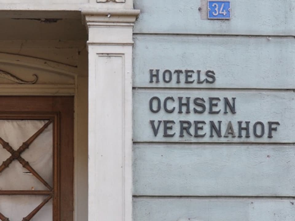 Eingangspartier der alten und seit vielen Jahren geschlossenen Hotels Verenahof und Ochsen.