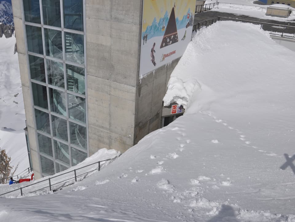 Schneemassen liegen auf der Terrasse der Säntis Bergstation