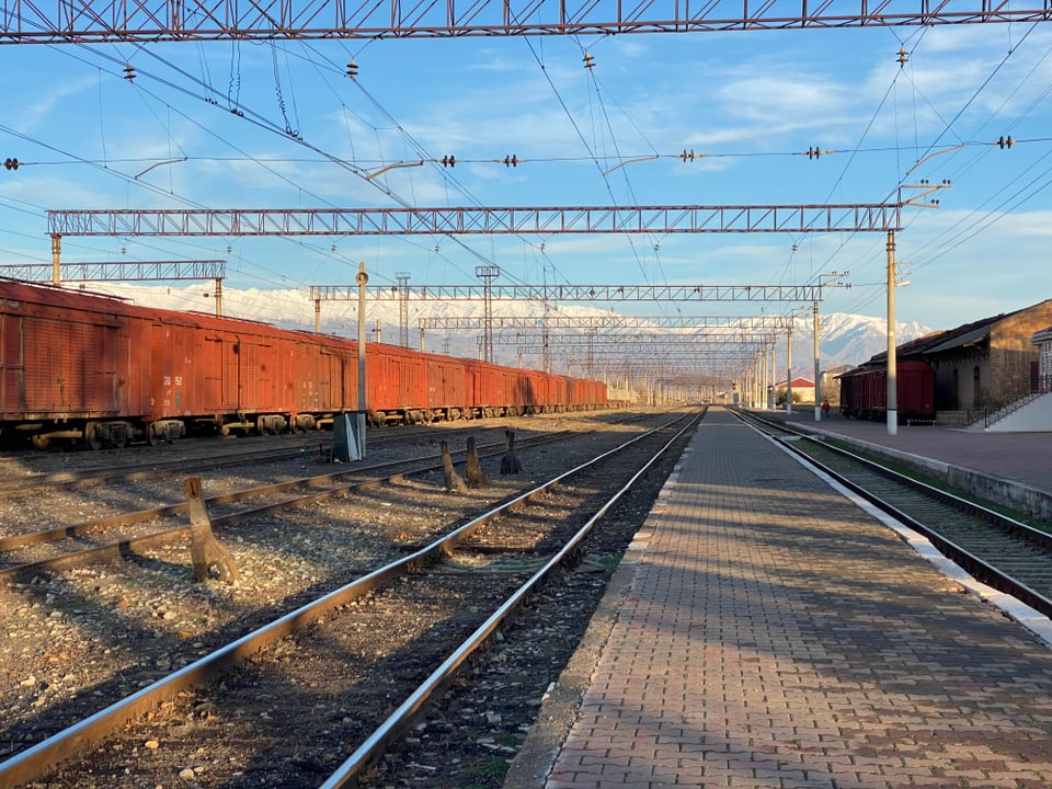 Bahnhof Culfa in Nachitschewan: Zu sehen sind rostige Güterzüge