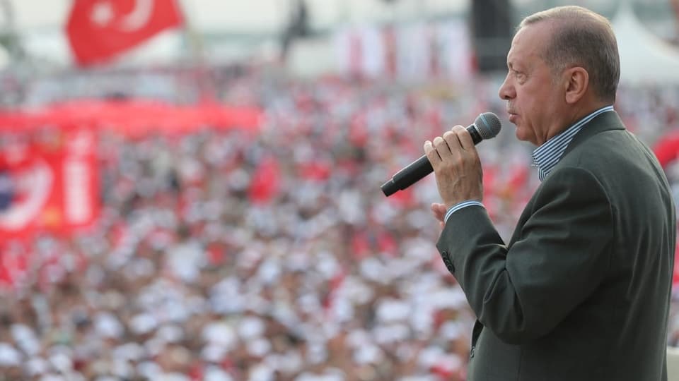 Erdogan spricht vor einer Menschenmenge.