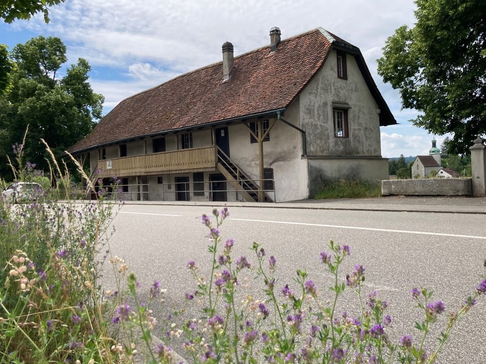 Eine alte Scheune neben der Strasse.