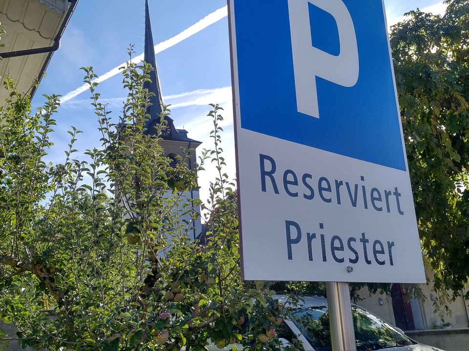Parkschild mit Aufschrift «Reserviert Priester»